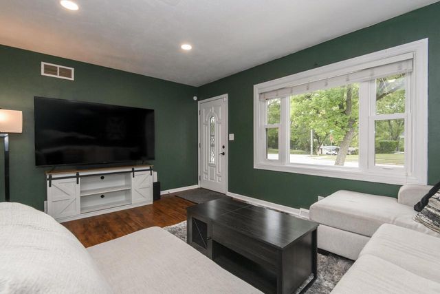 1261 Aldoro DRIVE, Waukesha, WI 53188