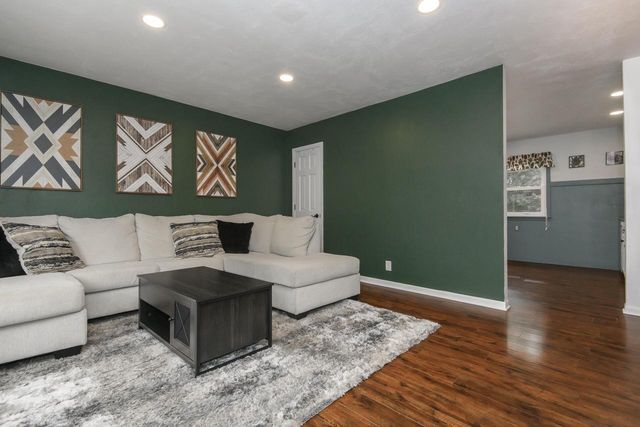 1261 Aldoro DRIVE, Waukesha, WI 53188