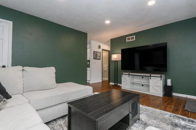 1261 Aldoro DRIVE, Waukesha, WI 53188