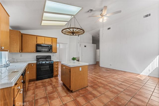 5546 Laurel Avenue, Palmdale, CA 93552