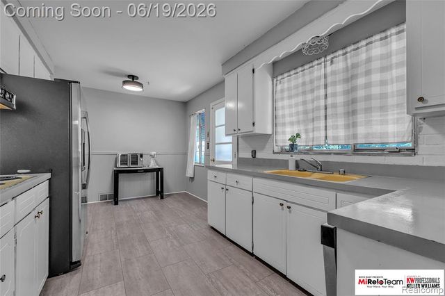14000 Warner Court, Livonia, MI 48154
