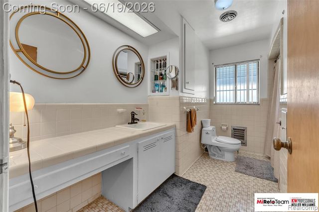 14000 Warner Court, Livonia, MI 48154