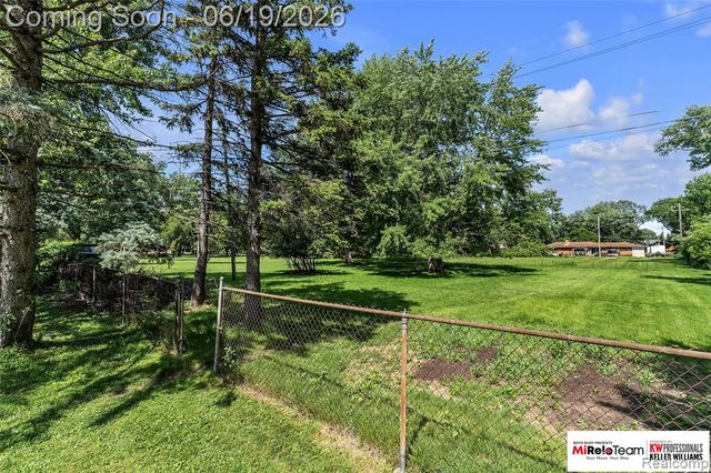 14000 Warner Court, Livonia, MI 48154