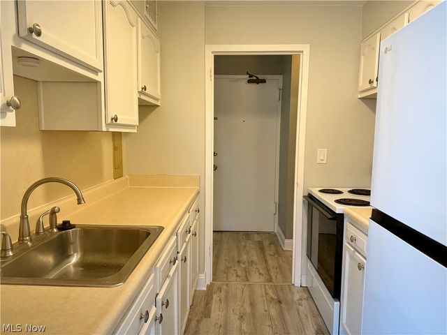 11850 Edgewater Drive, Lakewood, OH 44107