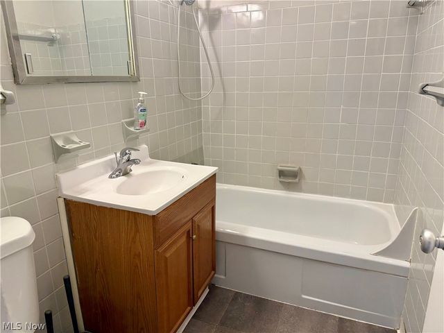 11850 Edgewater Drive, Lakewood, OH 44107