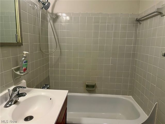 11850 Edgewater Drive, Lakewood, OH 44107