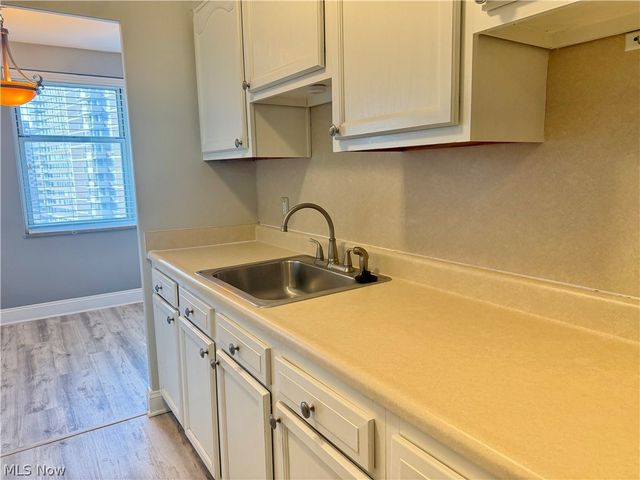 11850 Edgewater Drive, Lakewood, OH 44107