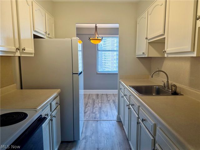 11850 Edgewater Drive, Lakewood, OH 44107