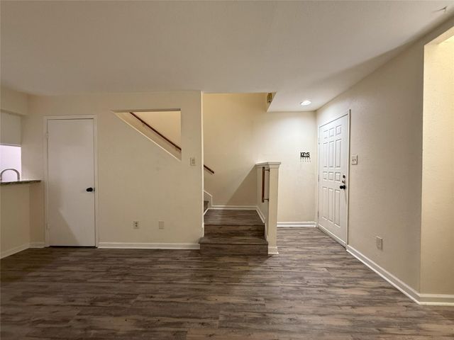 2100 Wilcrest Drive 107, Houston, TX 77042