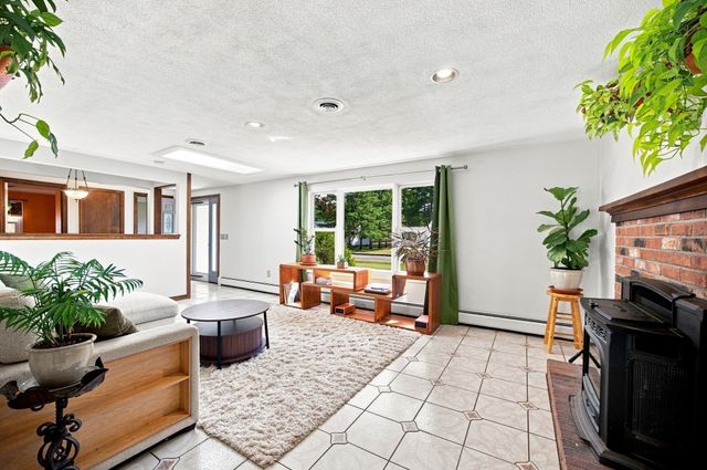 47 Overlook Dr, Easthampton, MA 01027