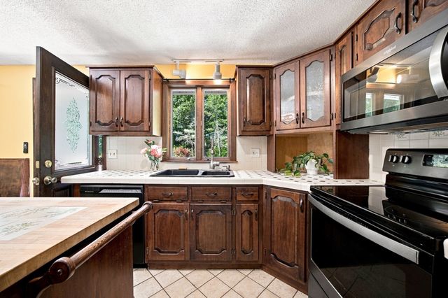 47 Overlook Dr, Easthampton, MA 01027
