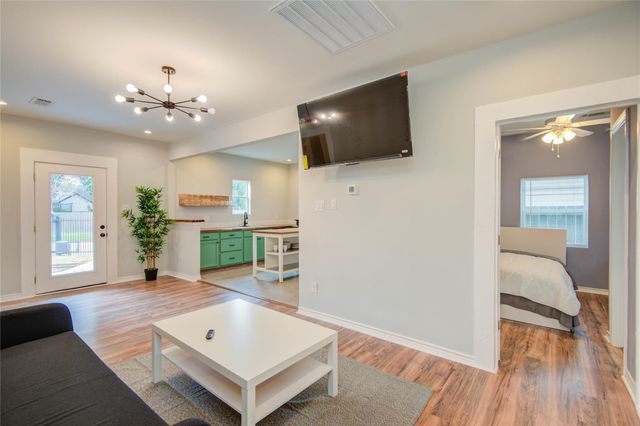 2712 Link Road, Houston, TX 77009