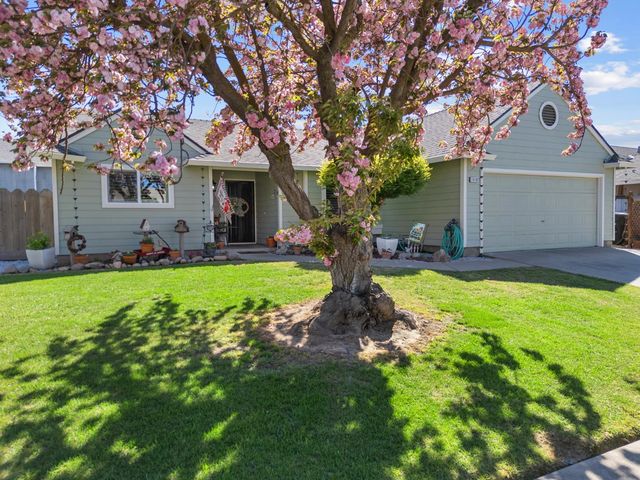 13132 Heather Dr, Waterford, CA 95386