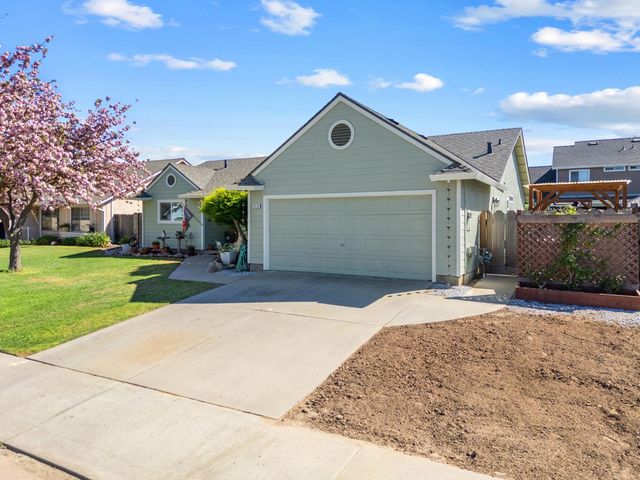 13132 Heather Dr, Waterford, CA 95386