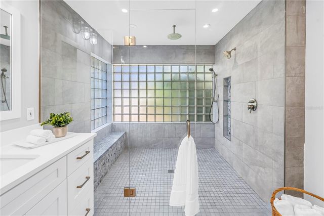 134 RIVIERA WAY NE, St Petersburg, FL 33704