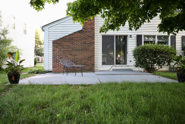 14 Edgewood Road, Vernon Hills, IL 60061