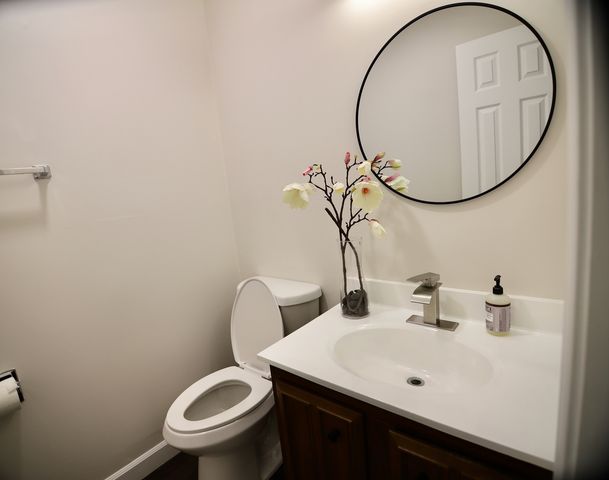 14 Edgewood Road, Vernon Hills, IL 60061