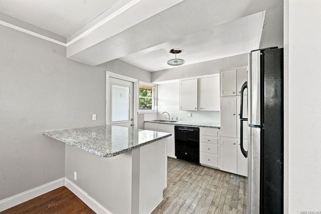 1157 Garraty Rd Apt C, Terrell Hills, TX 78209