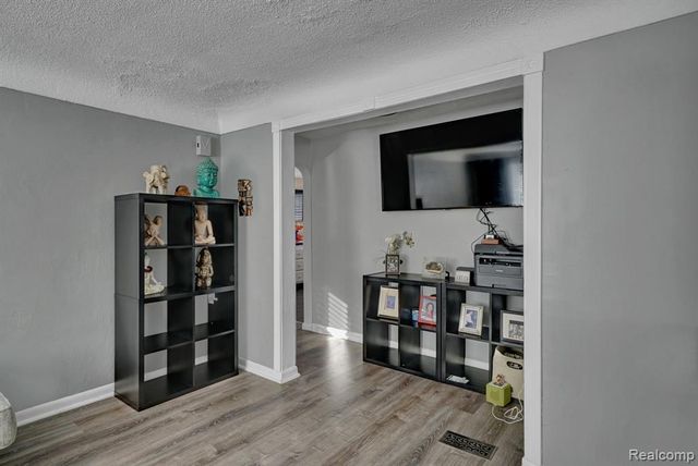 1076 W Kurtz Avenue, Flint, MI 48505