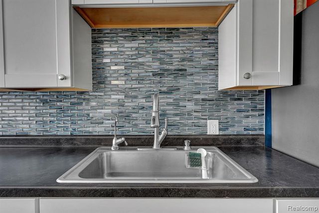 1076 W Kurtz Avenue, Flint, MI 48505