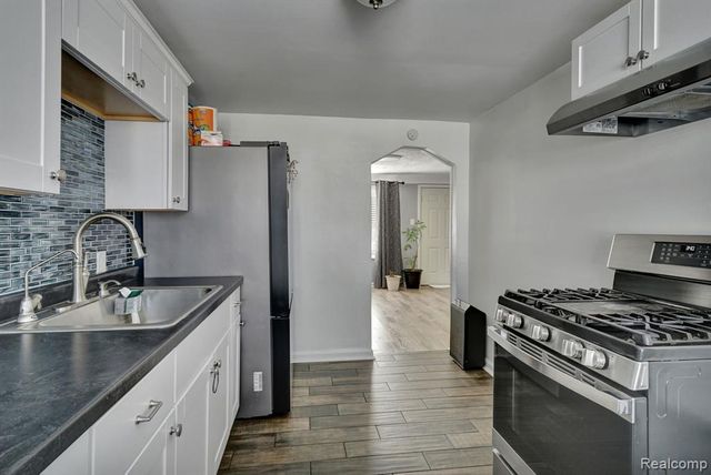 1076 W Kurtz Avenue, Flint, MI 48505