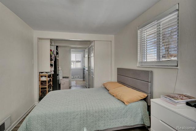 1076 W Kurtz Avenue, Flint, MI 48505