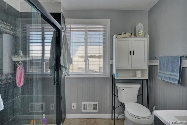 1076 W Kurtz Avenue, Flint, MI 48505