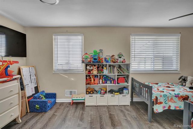 1076 W Kurtz Avenue, Flint, MI 48505