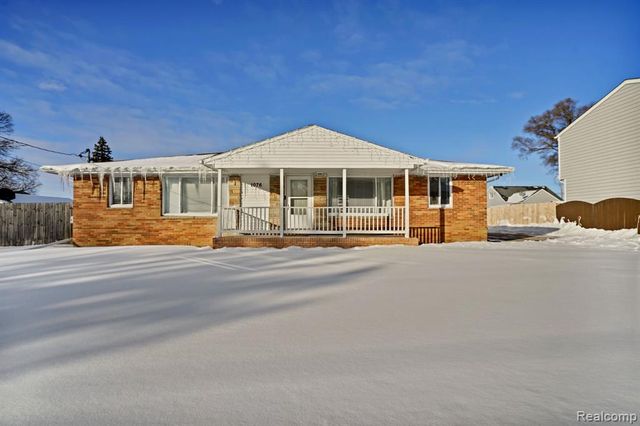 1076 W Kurtz Avenue, Flint, MI 48505