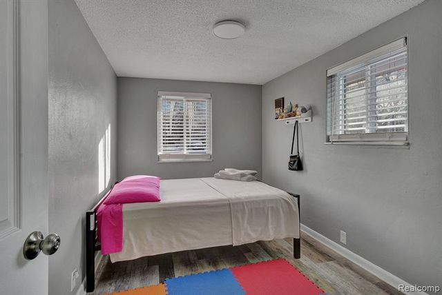 1076 W Kurtz Avenue, Flint, MI 48505