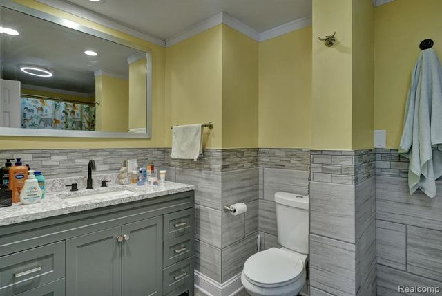 1076 W Kurtz Avenue, Flint, MI 48505