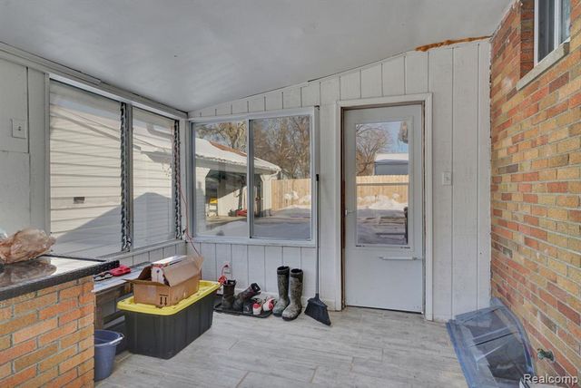 1076 W Kurtz Avenue, Flint, MI 48505