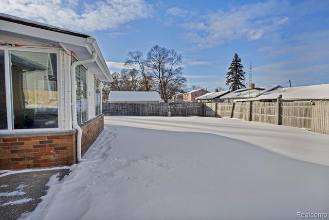 1076 W Kurtz Avenue, Flint, MI 48505