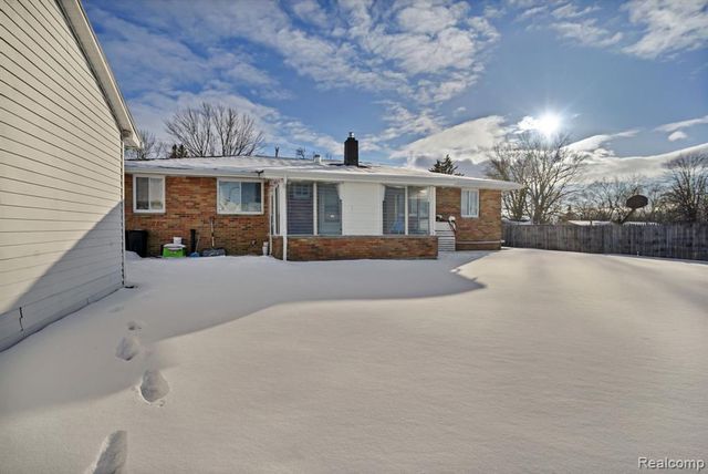 1076 W Kurtz Avenue, Flint, MI 48505