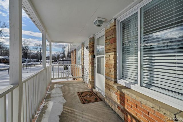 1076 W Kurtz Avenue, Flint, MI 48505