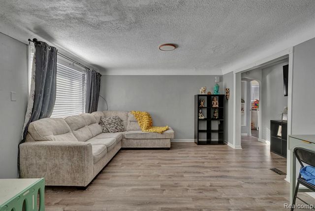 1076 W Kurtz Avenue, Flint, MI 48505