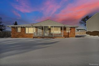 1076 W Kurtz Avenue, Flint, MI 48505