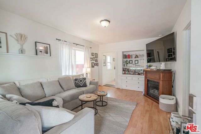 4354 Prospect Avenue, Los Angeles, CA 90027