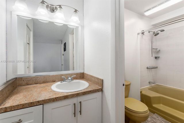 1900 W 54th St 220, Hialeah, FL 33012