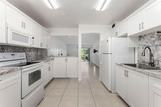 1900 W 54th St 220, Hialeah, FL 33012