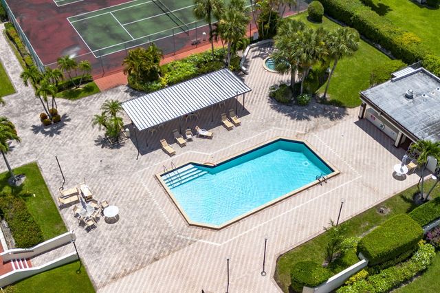 6320 Lakemont Circle, Greenacres, FL 33463