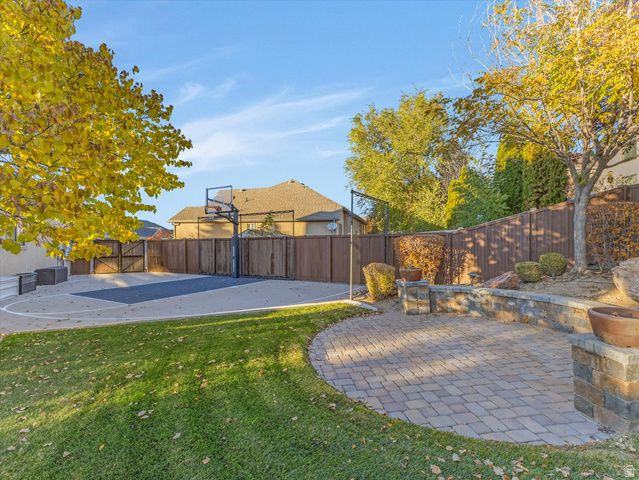 1074 E BLACK FOREST DR, Sandy, UT 84094