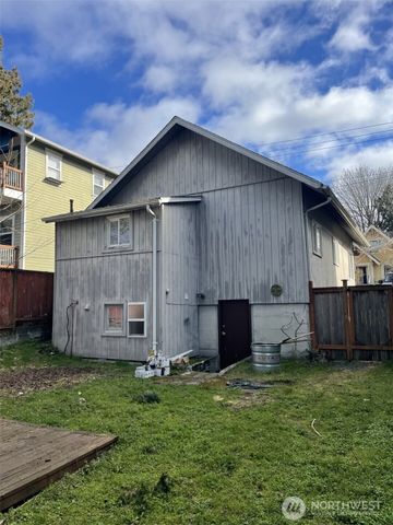 7043 17 Avenue NW, Seattle, WA 98117