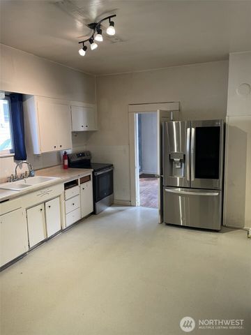 7043 17 Avenue NW, Seattle, WA 98117