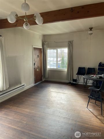 7043 17 Avenue NW, Seattle, WA 98117