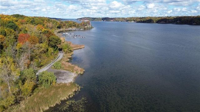266 Bay Front Ln S, Irondequoit, NY 14609