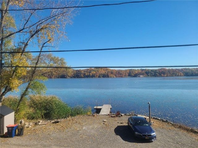 266 Bay Front Ln S, Irondequoit, NY 14609