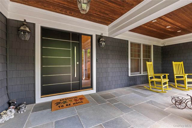 40 Coves Run, Syosset, NY 11791