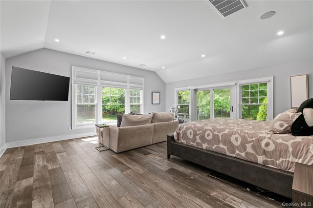 40 Coves Run, Syosset, NY 11791