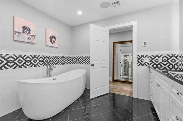 40 Coves Run, Syosset, NY 11791